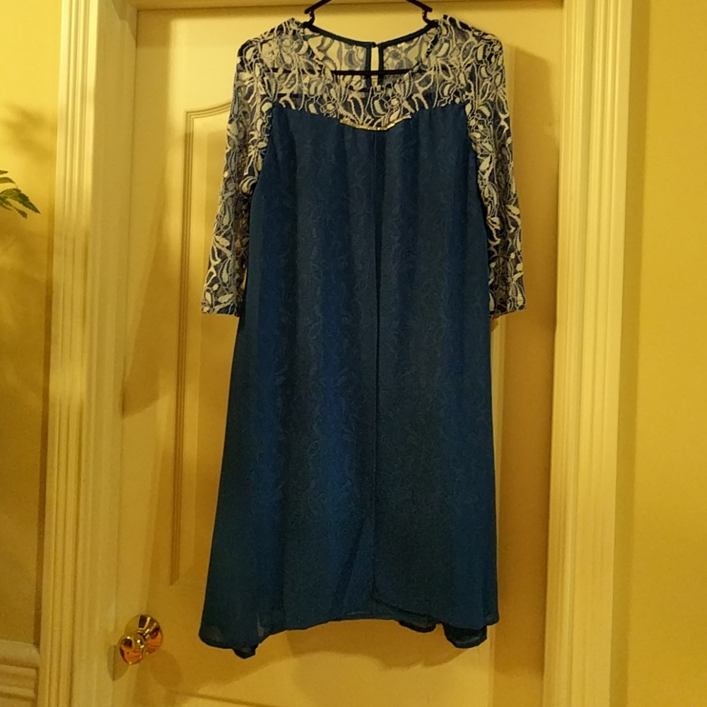 Beautiful dress! Great for office or night out!